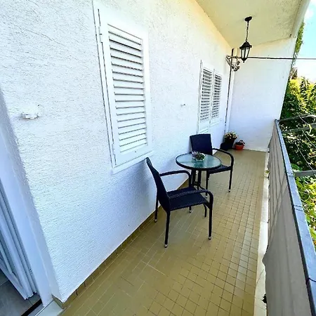 For 6 + Free Parking Place ザダル