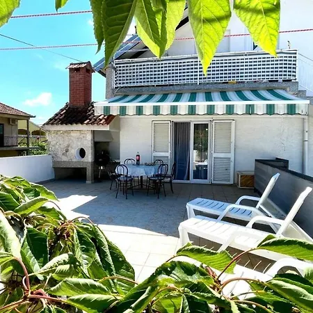Apartment For 6 + Free Parking Place *
