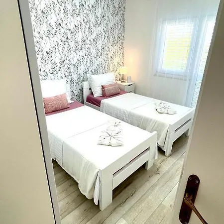 Apartment For 6 + Free Parking Place Zadar