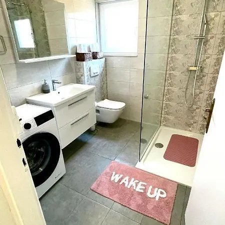 Apartment For 6 + Free Parking Place Zadar